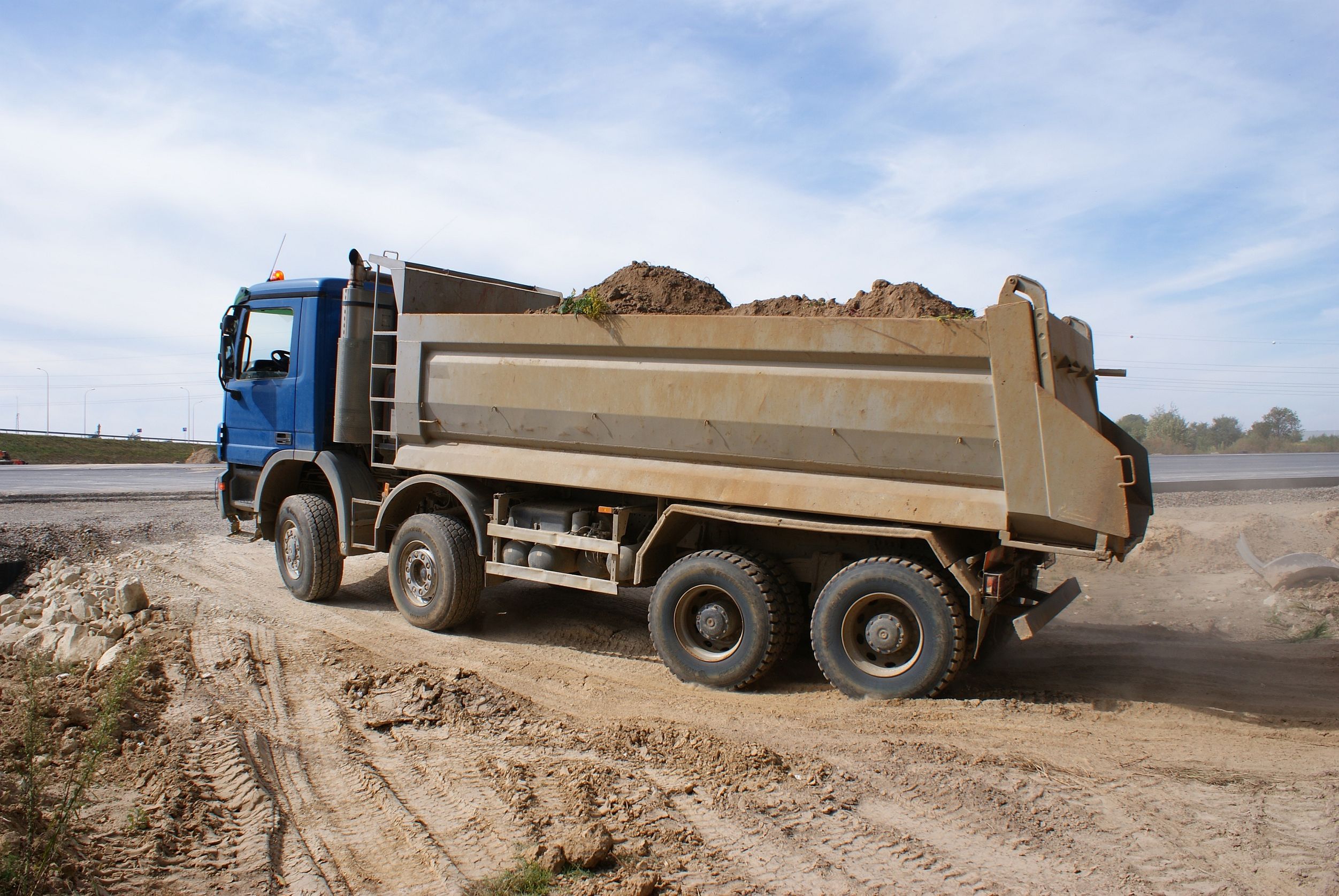 23086931 – this is a view of truck on the highway building place